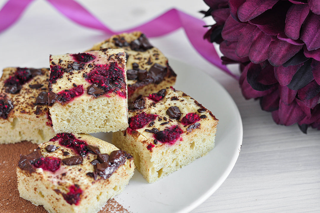 Raspberrychocolate sponge cake